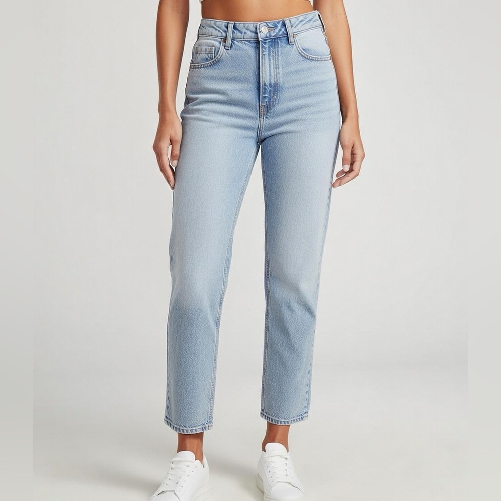 American Eagle Outfitters High Rise Light Wash Mom Jeans Size 0